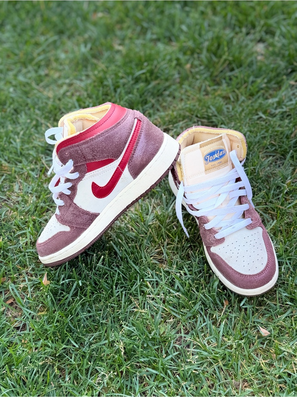 Jordan 1 Mid SE size 4  Youth